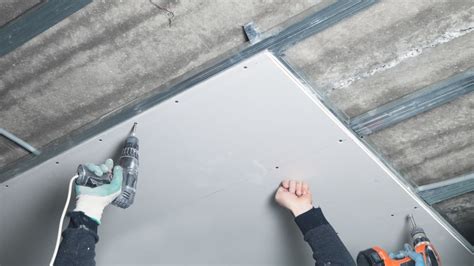 A hibás burkolás és szakszerűtlen gipszkartonozás esete jól mutatja a kivitelezői hibák következményeit.