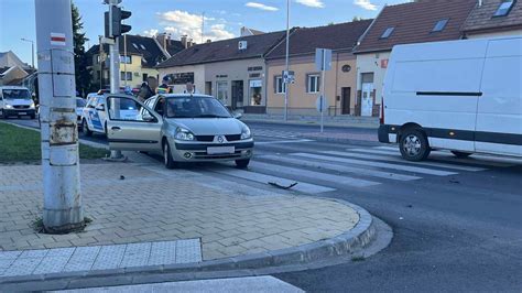 Értékbecslő helyszíni szemlét végez egy lakásban