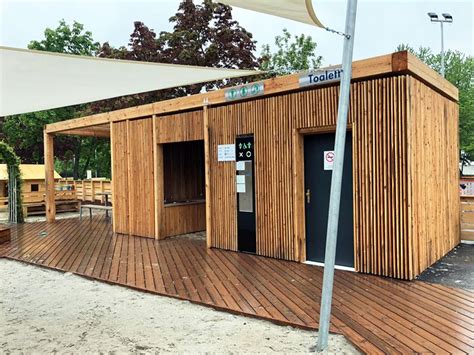 Szervizfolyosó elrendezésű nyilvános WC