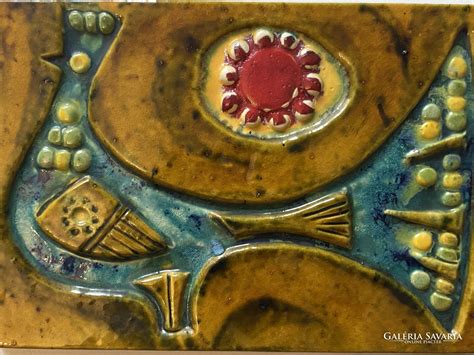 Zsolnay kerámia tondók és szobrok az épület homlokzatán