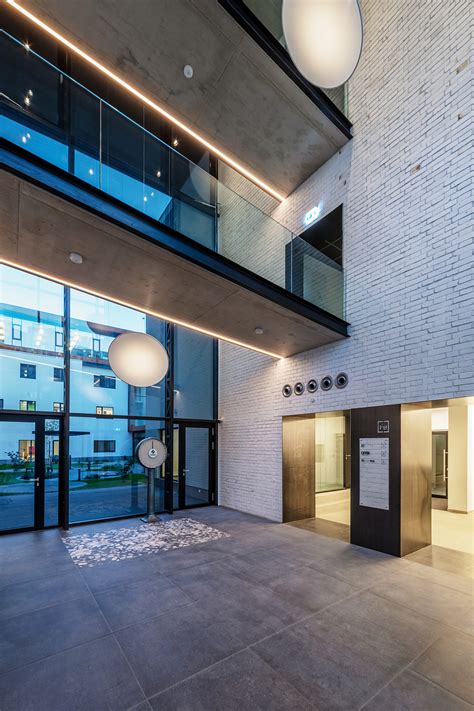 Infografika: FERRUM Irodaház elhelyezkedése és főbb kritériumai (energiahatékonyság, BREEAM in use minősítés, liftkínálat)