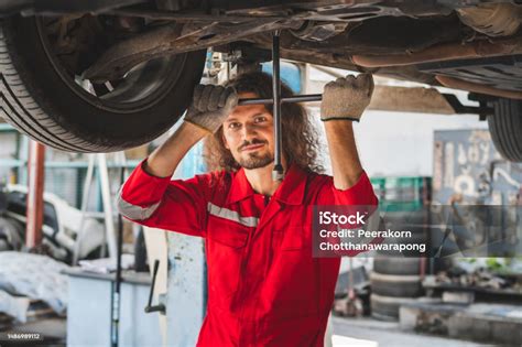 Autószerelő ülésfűtést szerel be egy Toyota Corollába