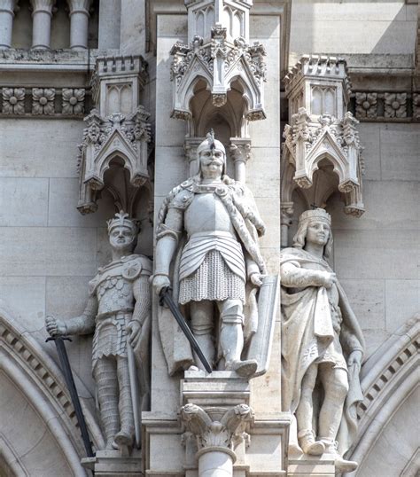 Az Országház homlokzatán látható szobrok részletei