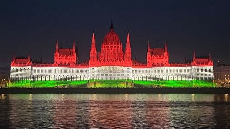 Az Országház homlokzata esti kivilágításban