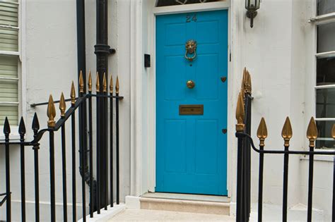 színes bejárati ajtók különböző házakon