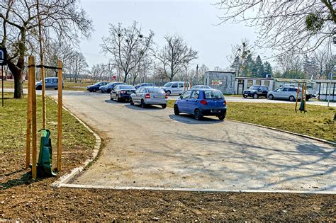 Parkolóhelyek zöldfelülettel és fasorral