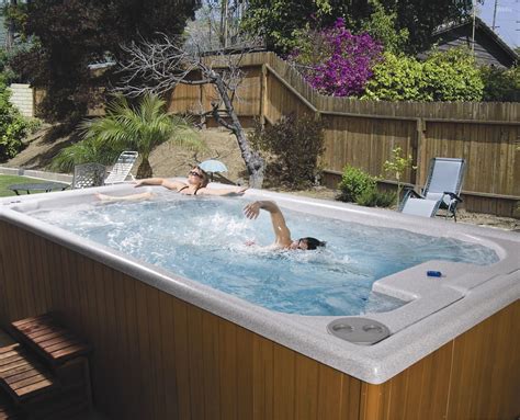 Medence és jakuzzi a kertben
