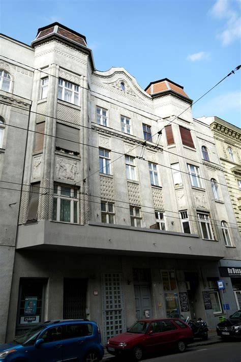 Fotó a Kálmán Imre utca 15 homlokzatáról és a főbejáratról