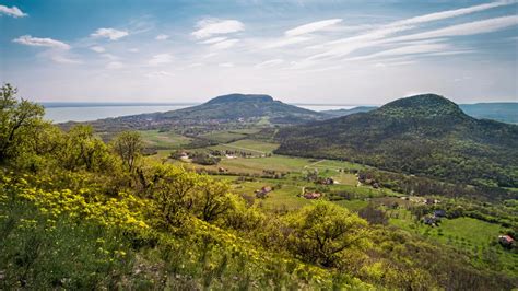Panorámás kilátás a Badacsony-hegyről a Balatonra