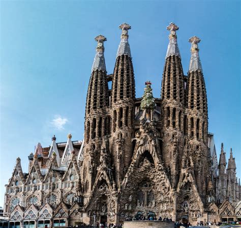 Antoni Gaudí és a Sagrada Família makettje