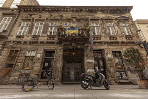Kazinczy utca 51. kapualj belső része, dombormű és kék színek