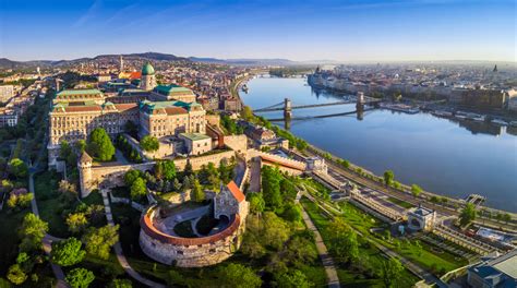 Budapest Duna-parti panorámája
