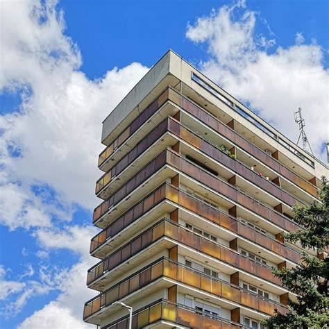 Fotó: Csengettyű köz tízemeletes tömb külső nézete