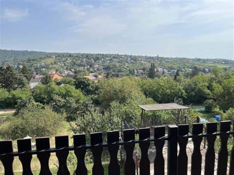 Panorámás kilátás a teraszról és a tetőkert felé