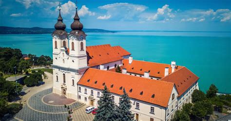 Látkép Tihanyról a Balatonnal