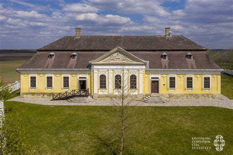 Vakolt oromzat díszítéssel