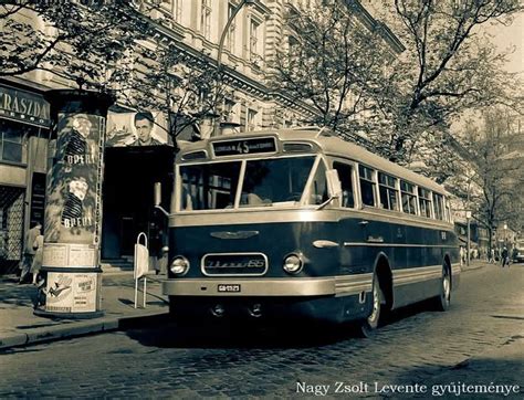 Az 1972-1976 között épült víztoronyház előtt Ikarus busz halad el a Fő téren