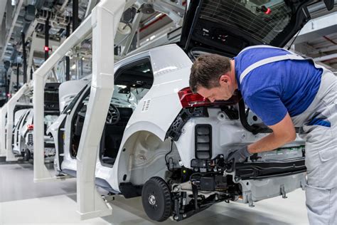 Autógyár munkásai