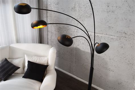 Fekete búrás állólámpa és asztali lámpa elegáns borospincében