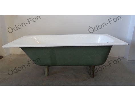 Öntöttvas kád félbevágva a kemence alapjaként