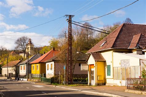 Régi építésű ház ajtaja keményfa küszöbbel