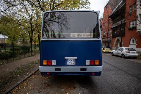 Infografika a 187-es és 87-es busz vonaláról, napi menetrendekkel