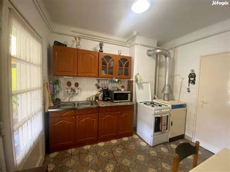 Érdekes ablakelrendezésű ház a lakótelepen