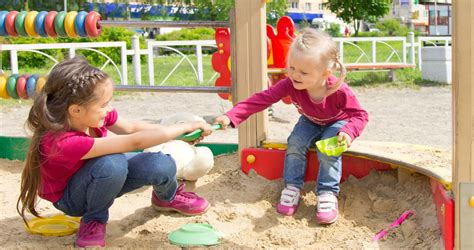 Gyerekek játszanak a Brancs Rancs udvarán