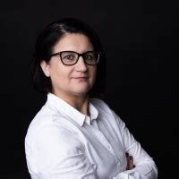 Dr. Szabó Andrea LL.M. portréja és jogi szimbólumok