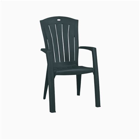 Különböző színű és formájú műanyag kerti székek