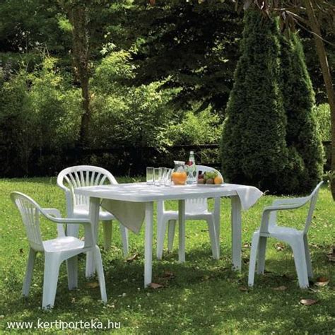 Garnitúra műanyag kerti asztalból és székekből