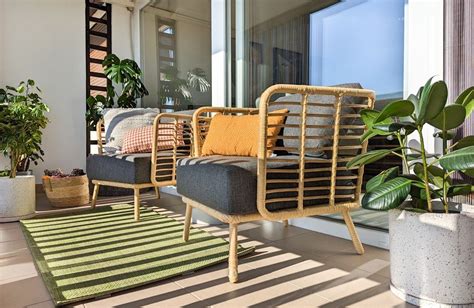 Stílusos erkély műanyag kerti székkel és növényekkel