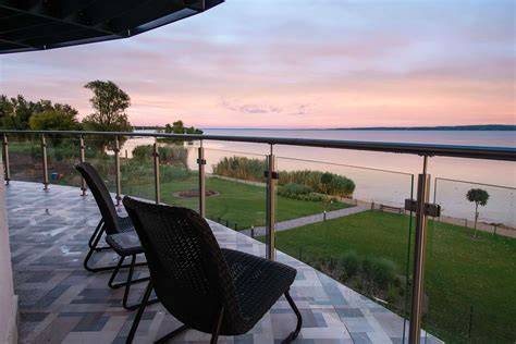 Panorámás balatoni penthouse apartman terasz jakuzzival