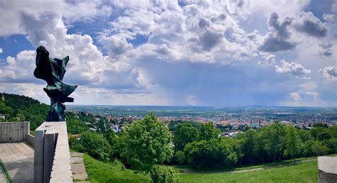 Pécs panorámája a Mecsekkel
