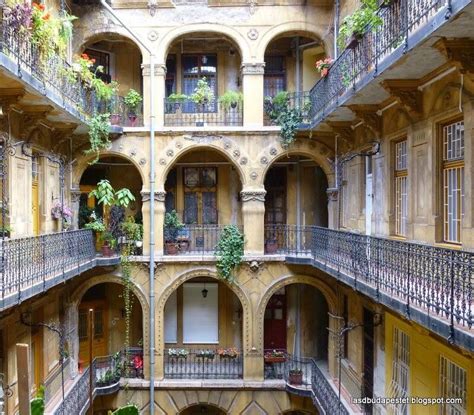 Belső udvar modern irodaházban