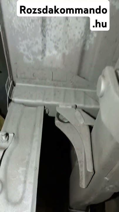 Egy felújítás előtt álló rozsdás autó