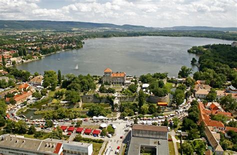 Tata város látképe