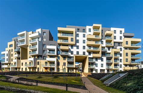 A Sasad liget jellegzetes zöldövezete és a Bauhaus stílusú társasház látképe