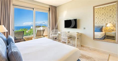 üdülőtelep kilátással a tengerre