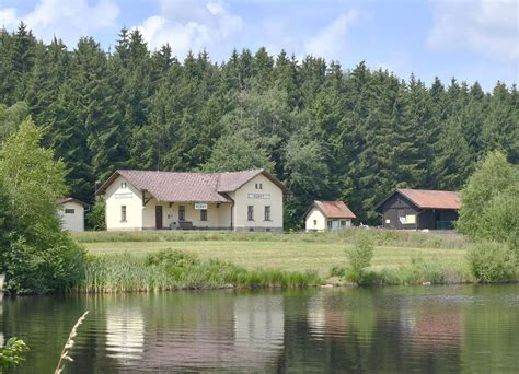 vidéki táj kutyasétáltatással