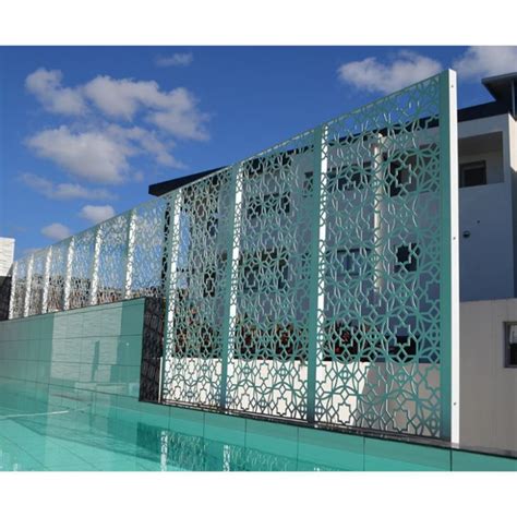 Különböző fém homlokzatburkolati panelek