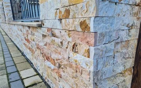 Különböző homlokzatburkolati anyagokból készült épületek