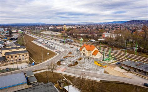 Dorogi vasútállomás és buszmegálló elhelyezkedése a lakótelephez közel