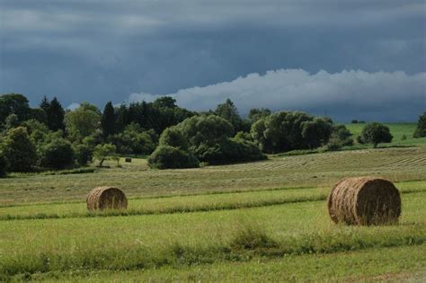 Tipikus Őrségi táj pajtákkal és zöld dombokkal