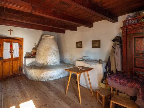 Hangulatos, felújított parasztház belülről, kandallóval