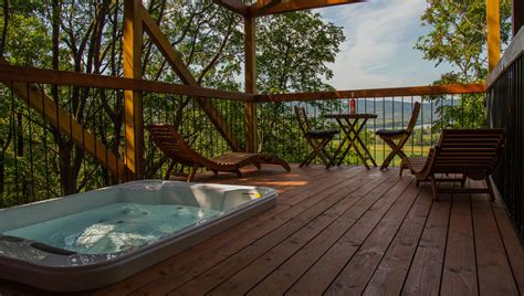 Jakuzzival felszerelt hétvégi ház terasza