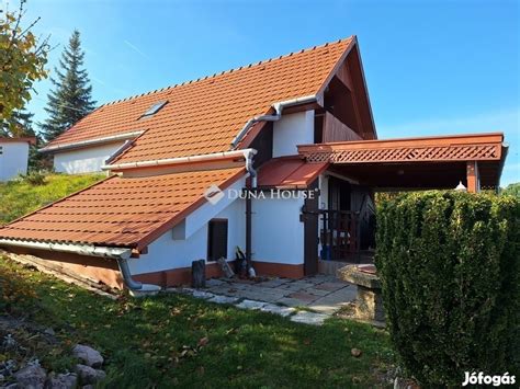 A nyaraló a kerttel és a szaletlivel