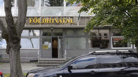 Földhivatal bejárata - ügyfélforgalom