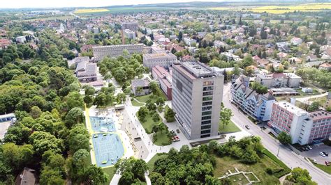Légifelvétel Budaörsről, a város zöld területeivel és modern épületeivel