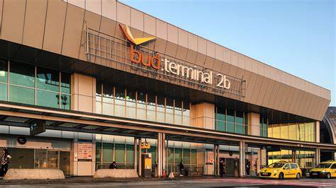 Leszakadt mennyezet és mozgó falak - Fotó: Telex